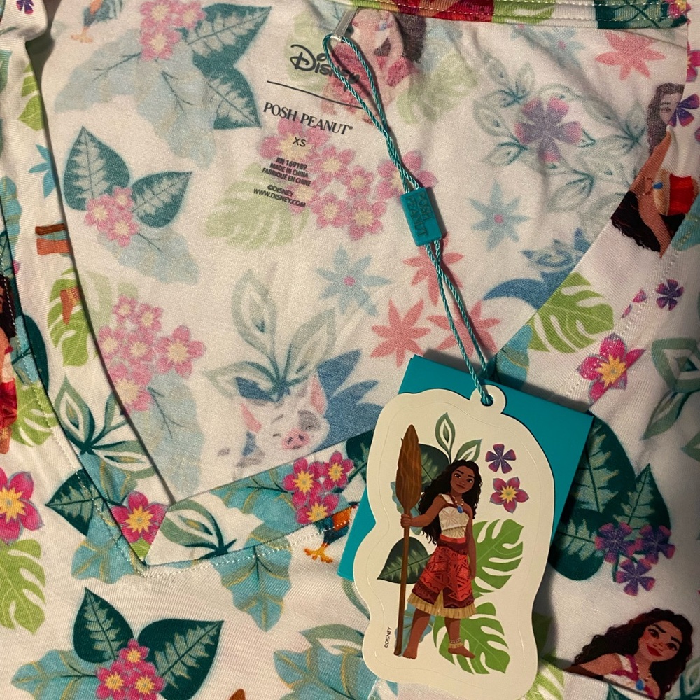 Posh Peanut Disney Moana Tropical Women’s V-neck, NWT, XS - Picture 4 of 4